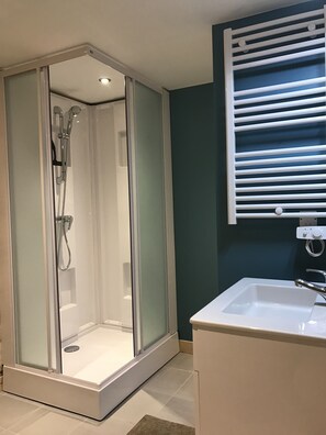 Douche, sèche-cheveux, bidet, papier toilette