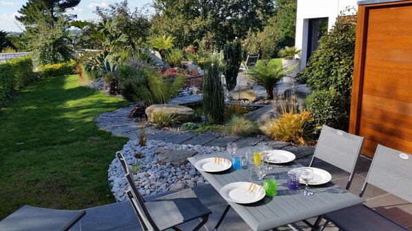 Outdoor dining - Modern house, close to the sea & town center (Carantec)