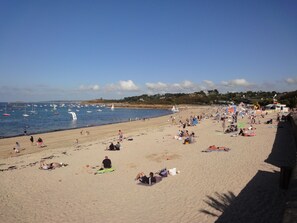 Plage à proximité, chaises longues