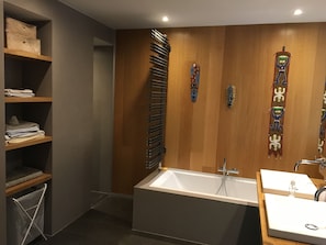 Combined shower/bathtub, hair dryer, towels