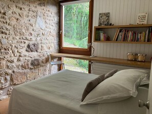 4 slaapkamers, een bureau, een strijkplank/strijkijzer, reisbedje