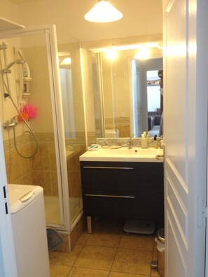 Douche, sèche-cheveux, savon, papier toilette