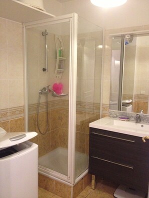 Dusche, Haartrockner, Seife, Toilettenpapier