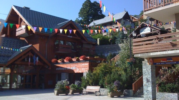 A wooden building with balconies and a sign that reads "Salo de Espana".