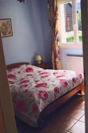 3 habitaciones y tabla de planchar con plancha 