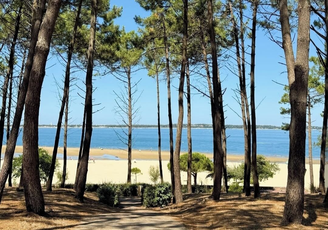 På stranden