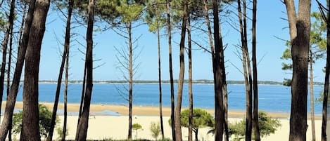 På stranden