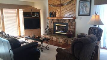 獨棟房屋, 4 間臥室, 非吸煙房 | 客廳 | 電視