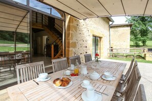 Outdoor dining - Charming 4-star Gite with pool (Capdrot)