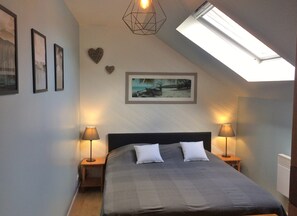 3 habitaciones, tabla de planchar con plancha y cuna de viaje