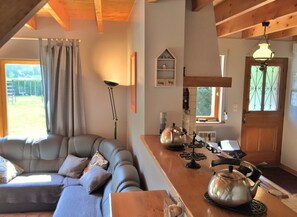 Televisión, chimenea, reproductor de DVD y tenis de mesa 