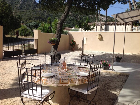 Outdoor dining - Cottage 4/6 people with view on the Luberon (Robion)