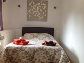 2 chambres, fer et planche à repasser, Wi-Fi, draps fournis