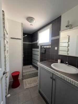 Douche, sèche-cheveux, serviettes fournies, savon
