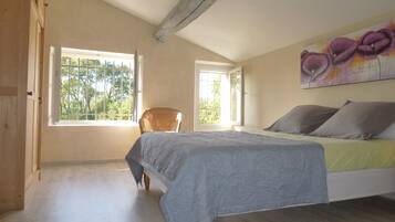 3 chambres, bureau, fer et planche Ă repasser, lit parapluie