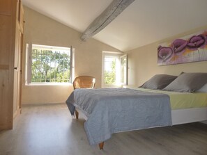 3 habitaciones, escritorio y tabla de planchar con plancha 