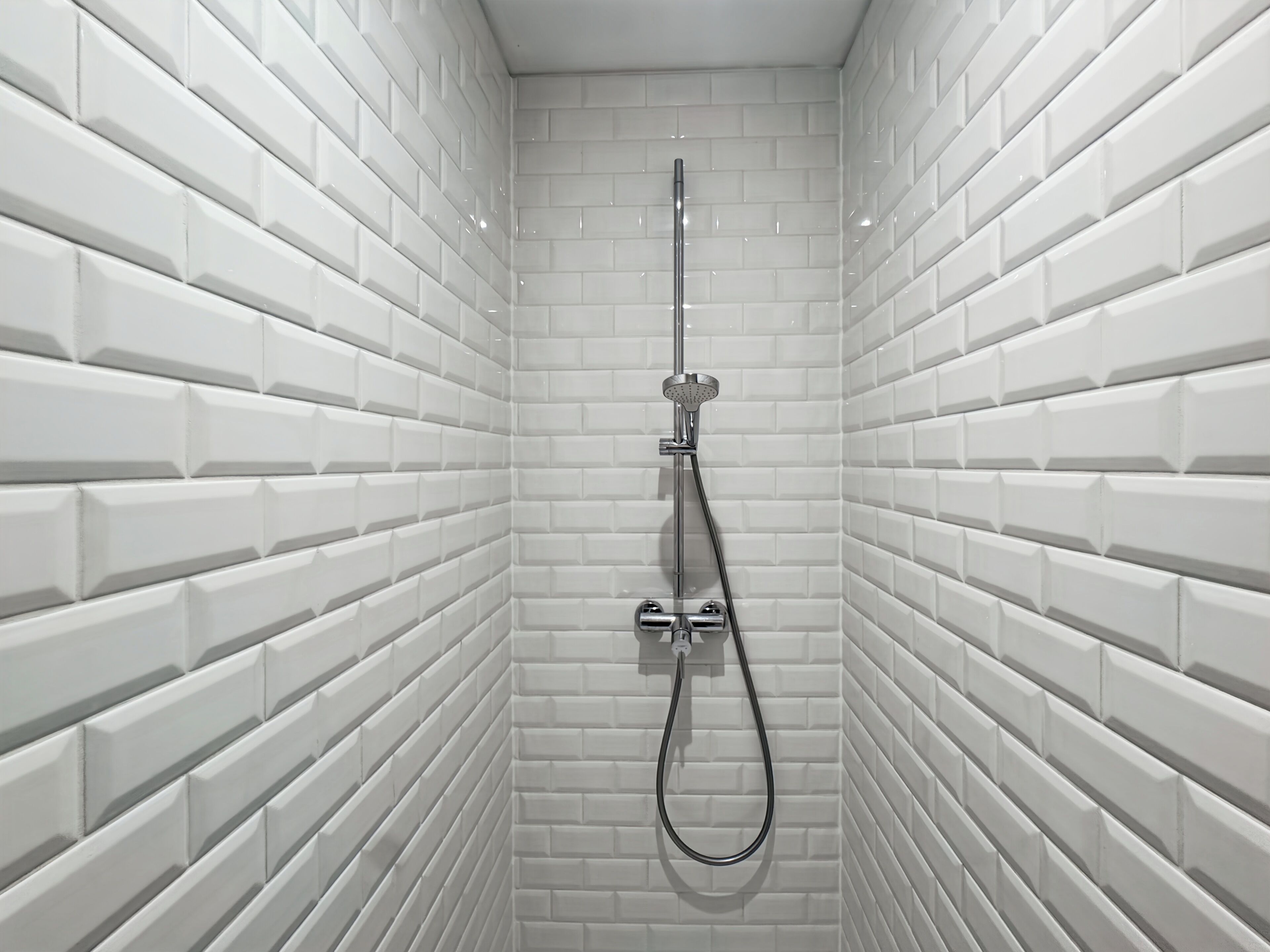 Douche, sèche-cheveux, savon, shampoing