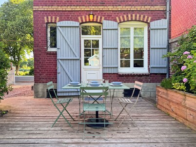 Charming cottage with bay view and garden