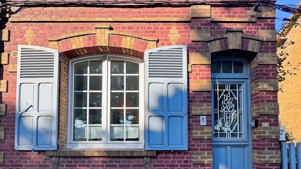 A red brick building with a white door and two windows with shutters. - Charming cottage with bay view and garden (Saint-Valery-Sur-Somme)
