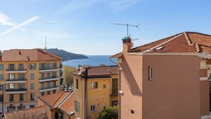 Um edifício costeiro com varandas com vista para o mar.
