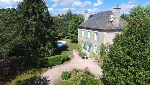 Maison de maitre avec piscine au coeur des volcans d'Auvergne