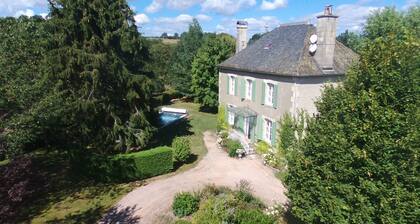 Maison de maitre avec piscine au coeur des volcans d'Auvergne