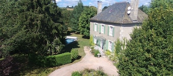 Herenhuis met zwembad in het hart van de vulkanen van de Auvergne