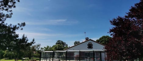 Piscine couverte, piscine extérieure