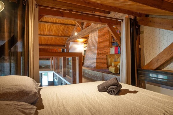 5 soverom, skrivebord, strykejern/-brett og reiseseng for barn