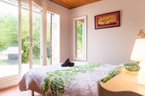 5 soverom, skrivebord, strykejern/-brett og reiseseng for barn