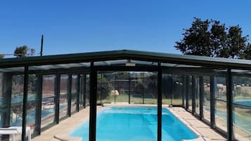 Een binnenzwembad en een buitenzwembad