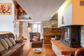 TV, peis, fotballspill og bordtennis