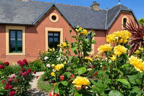 A building with a triangular roof, a circular window, and a door. - Villa of character 3 *** in 4mn of the Sea - Protected Natural Area -TREGUENNEC (Tréguennec)