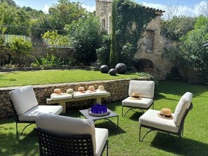 Outdoor dining - Eighteenth-century stone farmhouse with swimming pool at the top of a historic village (Robion)