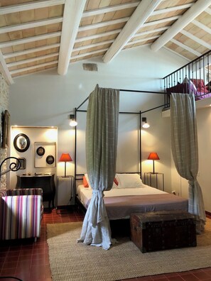 5 bedrooms, iron/ironing board, travel cot, free WiFi - Eighteenth-century stone farmhouse with swimming pool at the top of a historic village (Robion)