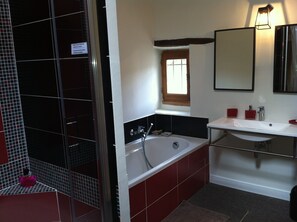Combined shower/bathtub, hair dryer, bidet, towels - Eighteenth-century stone farmhouse with swimming pool at the top of a historic village (Robion)
