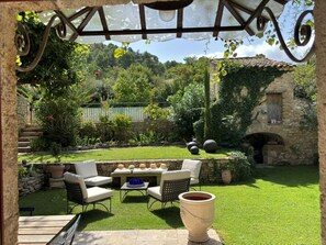 Outdoor dining - Eighteenth-century stone farmhouse with swimming pool at the top of a historic village (Robion)