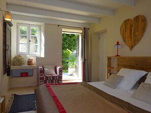 5 habitaciones, tabla de planchar con plancha y cuna de viaje 