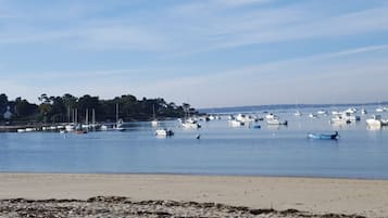 Una spiaggia nelle vicinanze