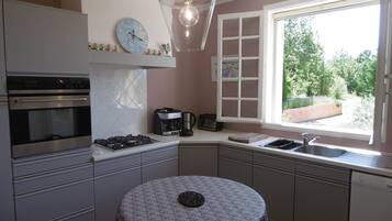 JÀÀkaappi, mikroaaltouuni, uuni, liesi