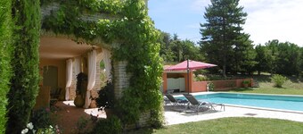 Beautiful charming gite, single storey for 7 people, pool, St Saturnin