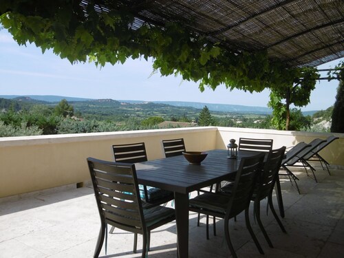 Beautiful charming gite, single storey for 7 people, pool, St Saturnin
