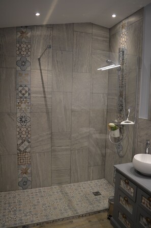 Dusche, Haartrockner, Toilettenpapier