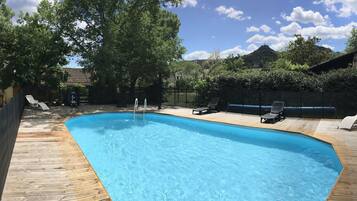 Een buitenzwembad en een verwarmd zwembad