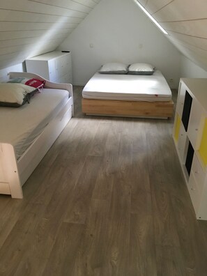 5 bedrooms, in-room safe, iron/ironing board, WiFi - Villa 9 people with secure private pool (Sampzon)