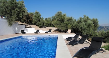 Villa 230m2, 4 modernia kylpyhuonetta, uima-allas, näkymät 80 km, 3 terassia, lämmitetty. keskus-