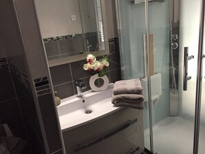 Douche, séchoir à cheveux