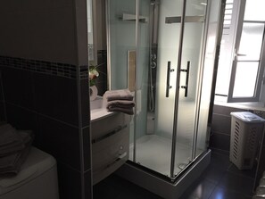 Shower, hair dryer - in the heart of Menton and feet in the water (Menton)