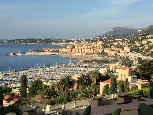 en plein coeur de MENTON et les pieds dans l eau