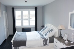 2 bedrooms, iron/ironing board, travel crib, WiFi - FISHERMAN'S COTTAGE IN THE HEART OF OMAHA BEACH - 20 METERS FROM THE SEA. (Port-En-Bessin-Huppain)